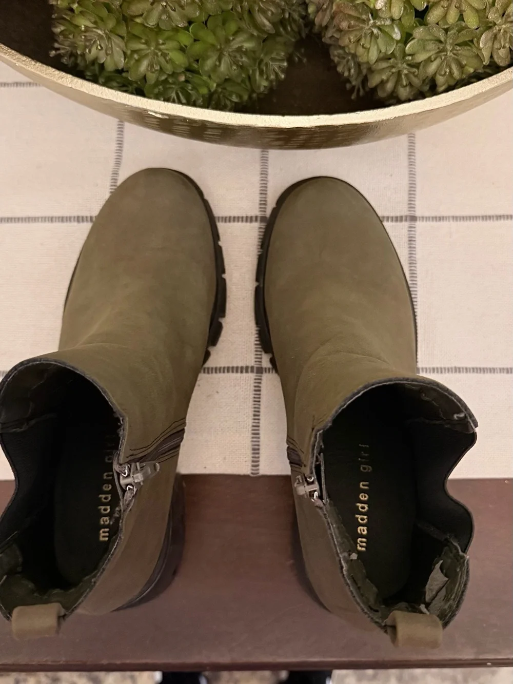 Madden Girl Size 9 Lug Sole Chelsea Boots Olive Green Fall Winter Perfect